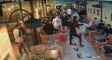 Gençler arasında çıkan kavga kafeyi karıştırdı!