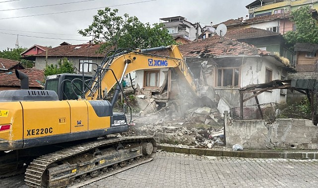 Hasarlı ve metruk yapıların yıkımı sürüyor