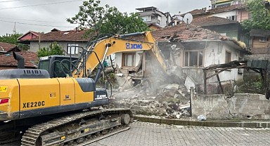 Hasarlı ve metruk yapıların yıkımı sürüyor