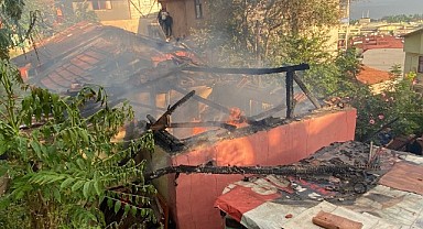 İzmit'te tek katlı ev alevlere teslim oldu!