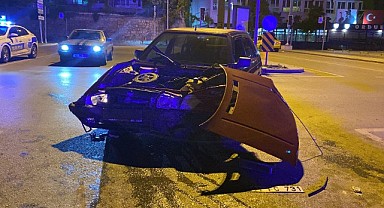 İzmit'te trafik ışıklarında iki araç kaza yaptı!