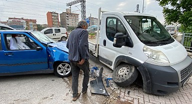 Kamyonet otomobille çarpıştı: 3 yaralı!