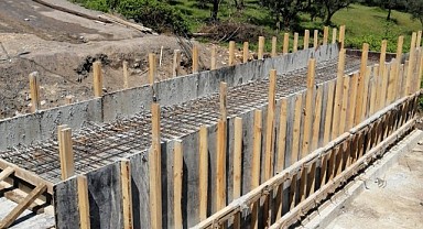 Karamürsel Yakut Sokakta menfez, taş duvar ve asfalt