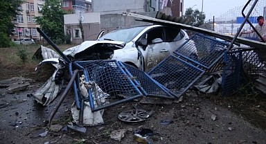 Kaygan yolda kontrolü kaybedip bariyere çarptı:2 yaralı