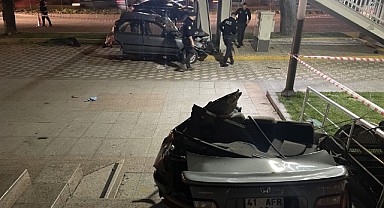 Gölcük'te makas atarken ağaca çarpan otomobil ikiye bölündü!