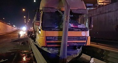 Lastiği patlayan kamyon, tünel girişinde refüje çıktı