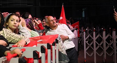 Miting alanında bir vatandaş Kılıçdaroğlu'na benzerliğiyle dikkat çekti!