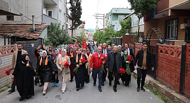 Muzaffer Bıyık, sokak sokak karanfil dağıttı