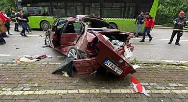 Otobüs ile çarpışan otomobil bu hale geldi!