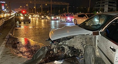 Otomobil D-100’de bariyere çarptı:1 yaralı