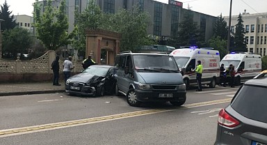 Otomobil park halindeki minibüse çarptı!