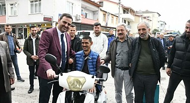 Özlü'den engelli hemşehrisine anlamlı jest