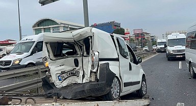 Servis minibüsü ile hafif ticari araç çarpıştı!