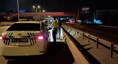 Seyir halindeki otomobile çarpan motosikletli yaralandı!