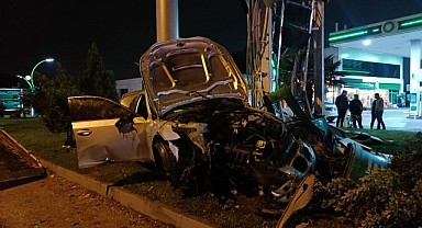 Tabelaya çarpan sürücü yaralandı!
