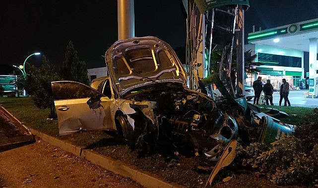 Tabelaya çarpan sürücü yaralandı!