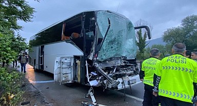 TEM'de yolcu dolu otobüs tıra arkadan çarptı; 1'i ağır 22 yaralı
