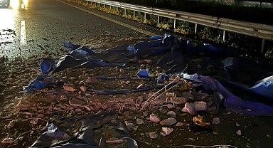 Tır köprüye çarptı, 8 araç hasar gördü