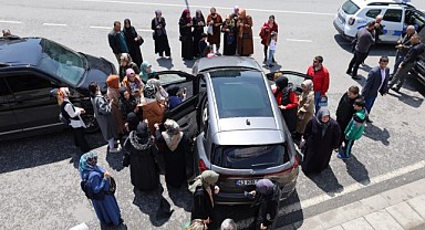 Togg ile fotoğraf çekilebilmek için birbirleriyle yarıştılar!