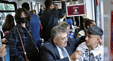 Tramvaya binen Tipioğlu, gençlerden ilk oylarını istedi