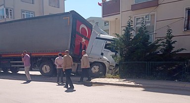 Ulus Mahallesi’nde şok kaza; tır eve dalıyordu!