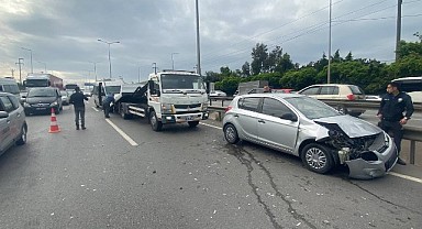 Yol kenarında duran tır zincirleme kazaya neden oldu!
