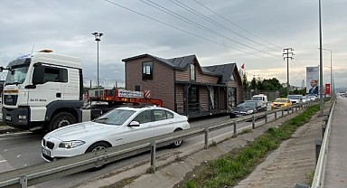 'Yürüyen ev' İzmit trafiğini felç etti