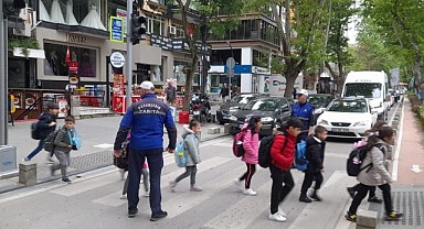 Zabıta okul önlerinde trafik eğitimi veriyor