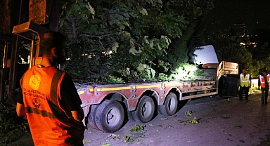Bariyerlere çarpan tırdaki iş makineleri uçurumdan aşağı uçtu!