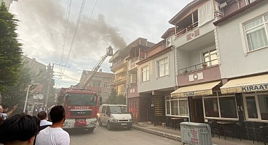 Çatıda başlayan yangın daireye sıçradı: 1 kişi hastanelik oldu!