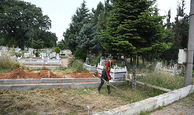 Çayırova’da mezarlıklar bayrama hazır!