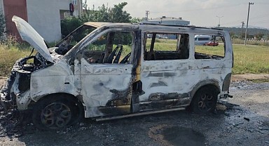 Çayırova'da park halindeki minibüs yandı!