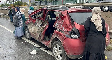 Çekici yol kenarındaki otomobile çarptı!
