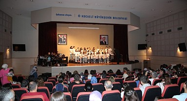 Çocuk Korosu, şarkılarıyla geçmişe götürdü!