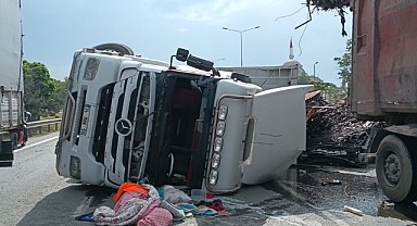 D100'de hurda yüklü tır devrildi!