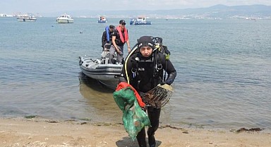 Dalgıç polisler İzmit Körfezi'nde temizlik yaptı