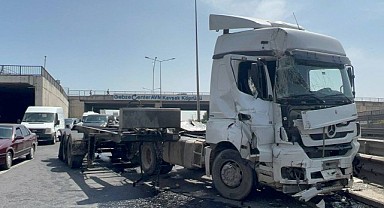 Damperi açık kalan kamyon köprüye çarptı!