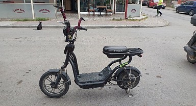 Elektrikli bisiklet sürücüsü otomobille çarpıştı!
