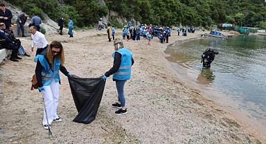Eskihisar Sahili’nde denizin içi ve çevresi temizlendi!