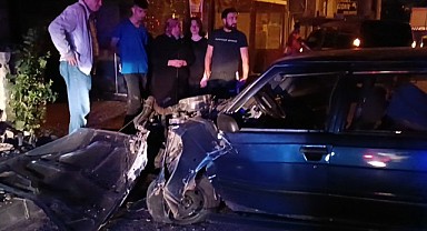 Gebze'de araç trafik levhasına çarptı!