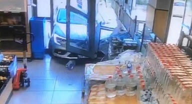 Gebze'de kontrolden çıkan otomobil markete daldı!