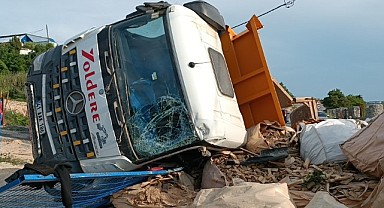 Gebze'de lastiği patlayan hafriyat kamyonu devrildi!