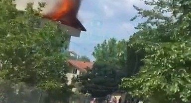 Gölcük'te 4 katlı binanın çatısı alev alev yandı!