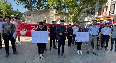 Gözlerini bağlayıp, sığınmacıları protesto ettiler!