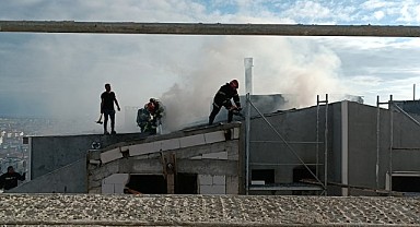 İnşaat halindeki binanın çatısında yangın!