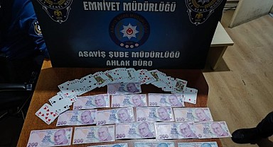 İş yerinde kumar oynarken yakalandılar!
