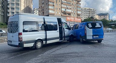 İşçi servisi ile kargo midibüsü çarpıştı: 4 yaralı!