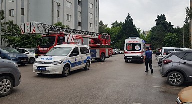 İzmit'te evde çıkan yangında 1 kişi dumandan etkilendi!