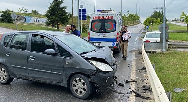 İzmit'te iki otomobil çarpıştı! 3 yaralı