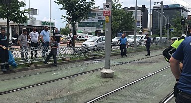İzmit'te ilginç kaza! Aracıyla tramvay yoluna uçtu